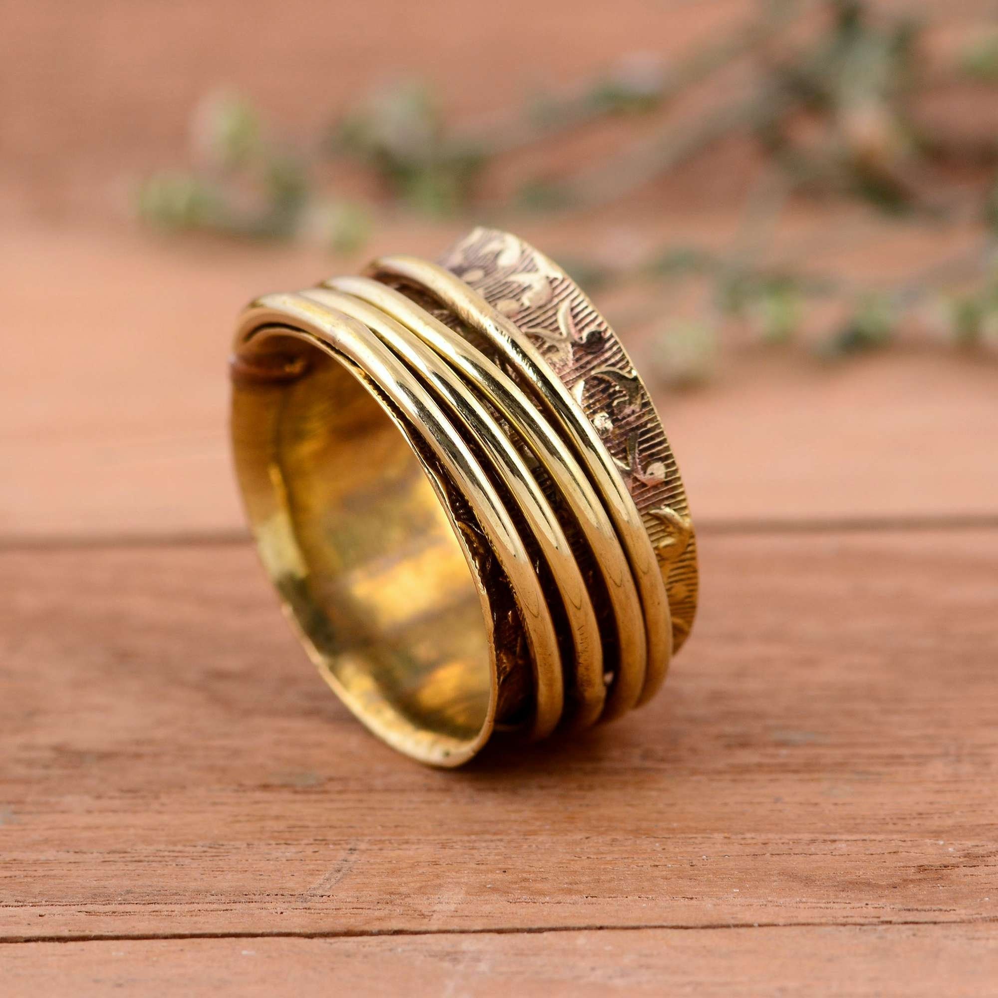 Solid gold spinner ring deals