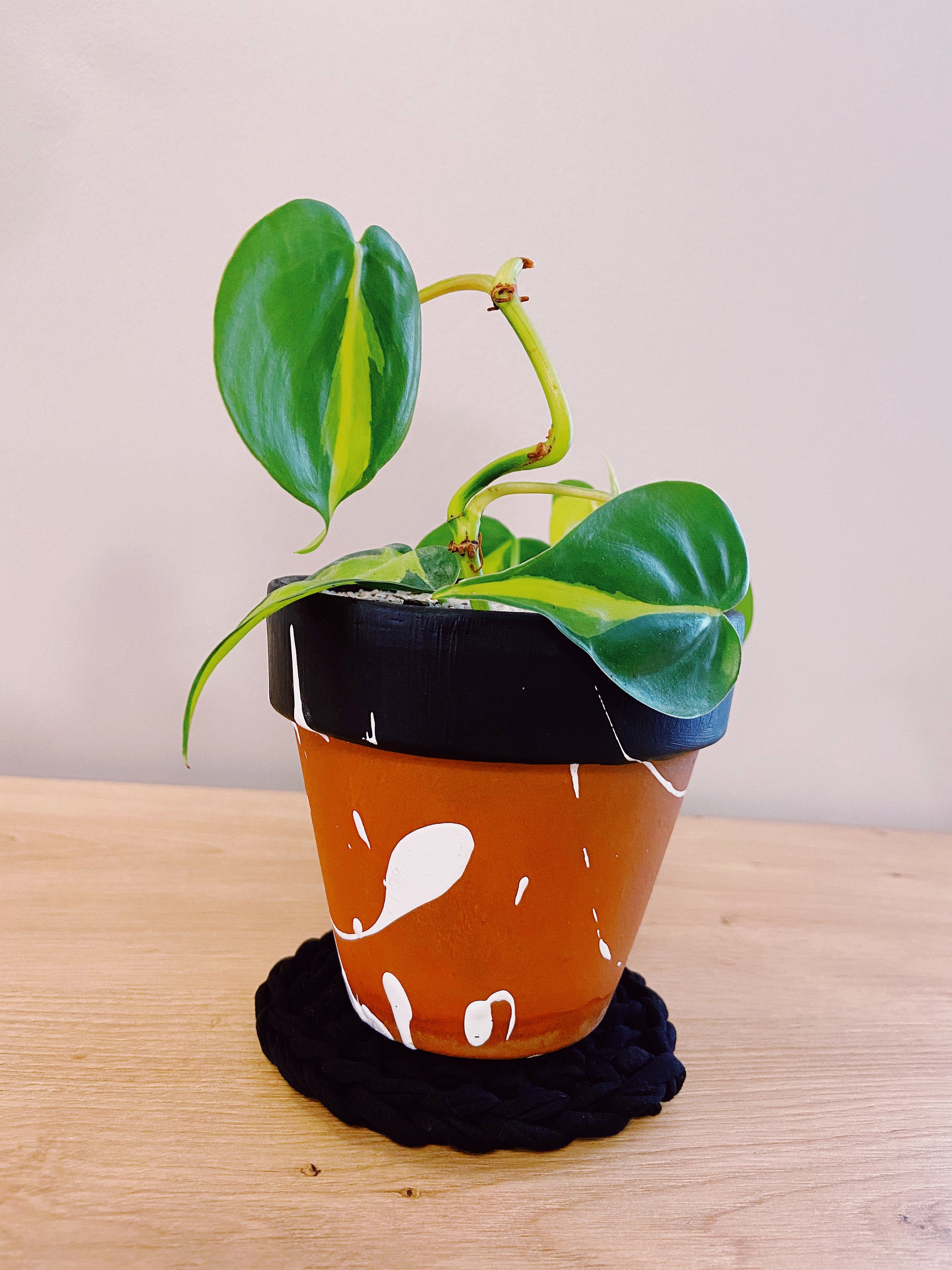 Dessous de Pot en Fil Textile Noir, Crochetés Main