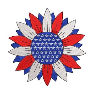 Könnte beinhalten: Gesticktes Sonnenblumen-Design in Rot, Weiß und Blau. Die Mitte ist ein blauer Kreis mit weißen Sternen, umgeben von abwechselnd roten und weißen Blütenblättern. Die äußeren Blütenblätter sind blau. Dieses patriotische Blumendesign ist ideal für Heimdekoration oder Kleidung.