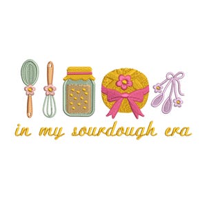 Può includere: Un disegno ricamato con utensili da forno e una pagnotta di pane, con la scritta "in my sourdough era". Il disegno comprende una frusta, una spatola, un barattolo e una pagnotta di pane con un fiocco rosa.