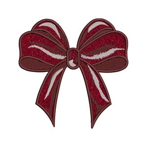 Könnte beinhalten: Eine große, rote und weiße Schleife mit glitzerndem Finish. Die Schleife ist im klassischen Stil gebunden, wobei die Enden des Bandes nach unten fließen.