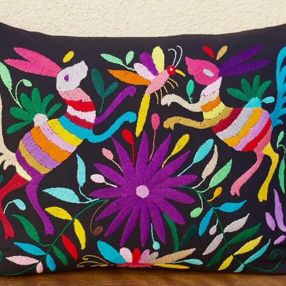 花と蝶のメキシコ伝統テナンゴ刺繍クッションカバー 花と蝶のメキシコ伝統テナンゴ刺繍クッションカバー メキシコ刺繍