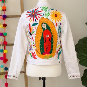 Virgen - Chaqueta Vaquera Otomí-Chaqueta Jean Mujer- Chaqueta Virgen María bordada a mano Otomí- Chaqueta Virgen María bordada a mano Otomí Virgen de Guadalupe