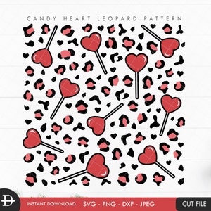 Puede incluir: Un diseño digital con un patrón repetido de corazones de caramelo rojos en palos sobre un fondo de estampado de leopardo blanco y negro. El texto "CANDY HEART LEOPARD PATTERN" está en la parte superior del diseño.