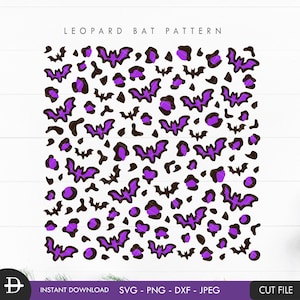 Può includere: Un design digitale con un motivo ripetitivo di pipistrelli viola su uno sfondo bianco con macchie di leopardo marroni. Il testo "LEOPARD BAT PATTERN" è in cima al design.