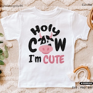 Holy Cow I'm Cute svg, Cute baby onesie svg, Newborn Body svg, Plik krowy urodzinowej na koszulkę, Baby onsie Wytnij plik dla Cricut