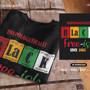 Może przedstawiać: Czarno-zielona koszulka z napisem "Unapologetically Black Free-ish Since 1865". Tekst jest stylizowany na układ okresowy z elementami: Bor, Lantan, Węgiel i Potas.