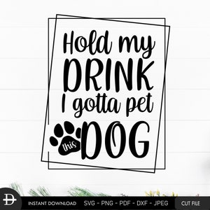 Przytrzymaj mój napój, muszę pogłaskać tego psa svg, Miłośnik psów mówi svg, Koszulka Love Dogs svg, Koszulka Dog mom png, Pogłaszcz mojego psa svg, Psy svg plik do cięcia