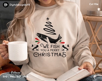 Può includere: Felpa beige con un design a tema natalizio a tema pesca. Il design include un albero di Natale fatto con una canna da pesca e pesci, con la scritta "We Fish You a Merry Christmas". Accenti in rosso e verde.