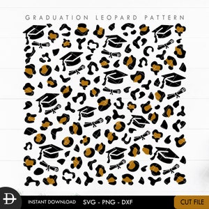 Puede incluir: Un patrón de estampado de leopardo con temática de graduación con gorros y diplomas de graduación negros y dorados sobre un fondo blanco. El texto "GRADUATION LEOPARD PATTERN" está en la parte superior de la imagen.