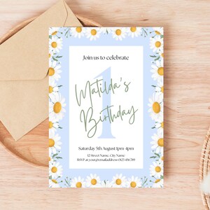 Sjabloon pastelblauwe madeliefje verjaardagsuitnodiging | Bewerkbare canvasuitnodiging | 1e verjaardag of welke leeftijd dan ook | Digitaal en print 5 x 7" + Instagram-verhaal