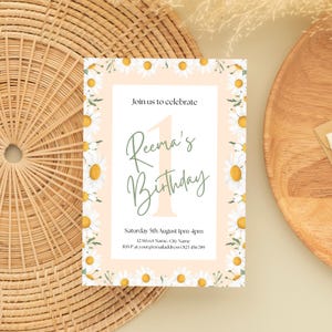 Pastel perzik madeliefje verjaardagsuitnodiging sjabloon | Bewerkbare canvasuitnodiging | 1e verjaardag of welke leeftijd dan ook | Digitaal en print 5 x 7" + Instagram-verhaal