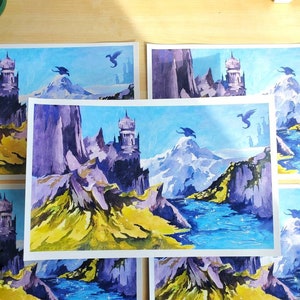 Puede incluir: Pinturas a la acuarela de un paisaje de fantas&iacute;a con monta&ntilde;as, un r&iacute;o y dragones voladores. La obra presenta un castillo, picos nevados y una vibrante paleta de colores azules, morados y amarillos. La firma del artista es visible.