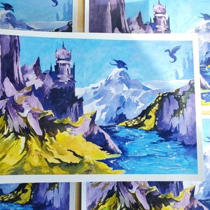 Puede incluir: Impresiones art&iacute;sticas de acuarela que representan una escena de fantas&iacute;a con dragones, monta&ntilde;as y un castillo. La obra de arte utiliza tonos de azul, morado y amarillo. Las impresiones tienen un cielo azul claro y un r&iacute;o.