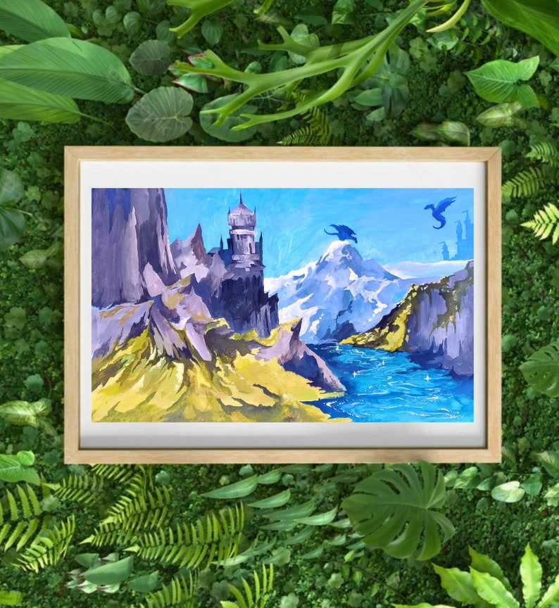 Puede incluir: Pintura de paisaje enmarcada que representa una escena de fantas&iacute;a. La obra presenta un castillo, monta&ntilde;as, un r&iacute;o y dragones voladores. La paleta de colores incluye azules, morados, amarillos y blanco. El marco es de madera clara.