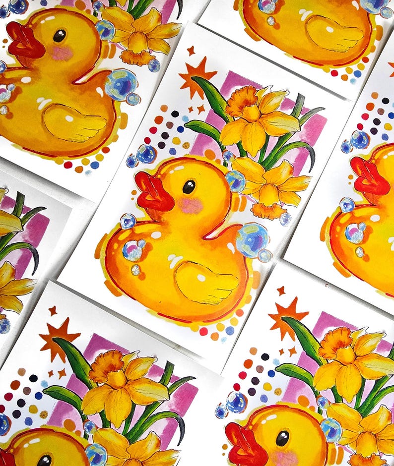 Puede incluir: Ilustraciones en acuarela de un patito de goma amarillo con pico rojo y mejillas rosas, rodeado de burbujas y narcisos amarillos. La obra de arte est&aacute; sobre tarjetas blancas con acentos coloridos, creando un tema alegre y juguet&oacute;n.