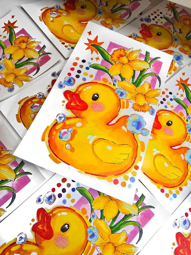 Puede incluir: Impresiones art&iacute;sticas en acuarela que presentan un alegre patito de goma amarillo con pico rojo y mejillas rosas, rodeado de burbujas y narcisos amarillos. La obra de arte tiene un estilo caprichoso con acentos coloridos y un tema l&uacute;dico.