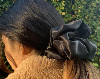 Satijnen gigantische scrunchie in zwart - ideaal voor dik haar - XXL scrunchiestijl - haaraccessoire haarband cadeau - handgemaakt in het Verenigd Koninkrijk