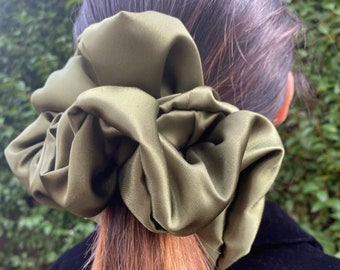 Satijnen gigantische scrunchie in olijfgroen - ideaal voor dik haar - XXL of normale scrunchiestijl - kerst/kouscadeau - handgemaakt in het Verenigd Koninkrijk