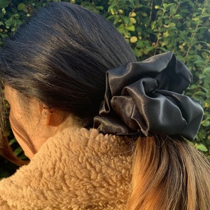 サテン製ジャイアントシュシュ（ブラック） - 太い髪に最適 - XXL シュシュ スタイル - ヘアアクセサリー ヘアバンド ギフト - 英国製