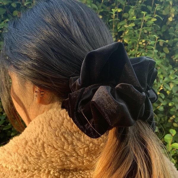 Velvet Giant Scrunchie en noir - Idéal pour les cheveux épais - XXL Scrunchie Style - un cadeau de Noël et d’anniversaire parfait - Fait à la main au Royaume-Uni