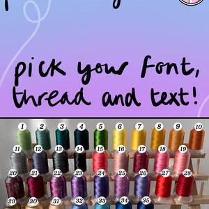Puede incluir: Un soporte de madera para carretes con 35 carretes de hilo de bordar en varios colores. Los carretes est&aacute;n numerados del 1 al 35. El texto "personalise yours! pick your font, thread and text!" est&aacute; en la parte superior de la imagen.