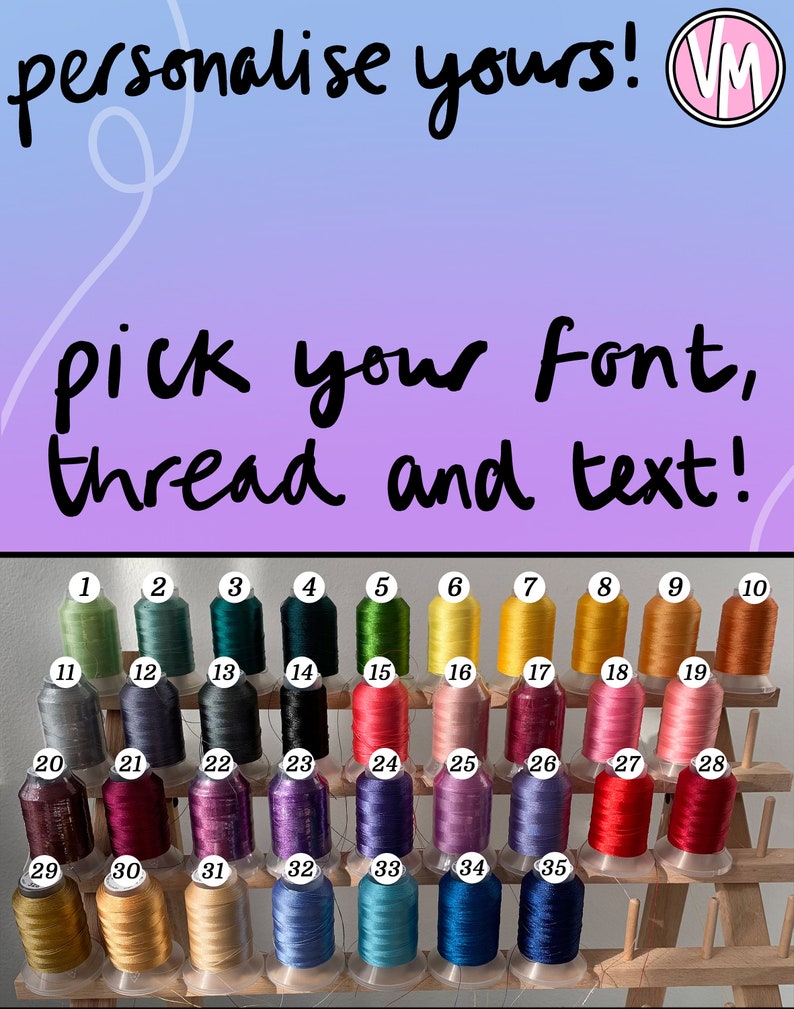 Puede incluir: Un soporte de madera para carretes con 35 carretes de hilo de bordar en varios colores. Los carretes est&aacute;n numerados del 1 al 35. El texto "personalise yours! pick your font, thread and text!" est&aacute; en la parte superior de la imagen.