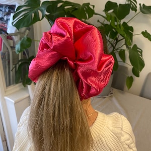 Elástico de cabelo Charmeuse de cetim rosa brilhante - ideal para cabelos grossos - estilo scrunchie XXL ou regular - presente de meia - feito à mão no Reino Unido