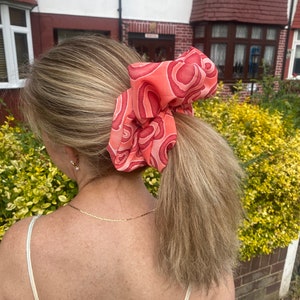 Scrunchie gigante em cores pêssego - Ótimo para cabelos grossos - Estilo XXL Scrunchie - Presente de Dia dos Namorados - Feito à mão - Reino Unido