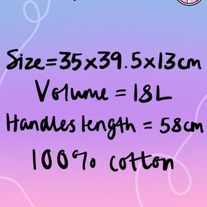 Puede incluir: Un fondo degradado rosa y morado con texto blanco que dice "extra information!" y un c&iacute;rculo rosa con las letras "VM" en blanco. El texto debajo dice "Size=35x39.5x13cm", "Volume=18L", "Handles length=58cm", "100% algod&oacute;n", y "personalise yours!"
