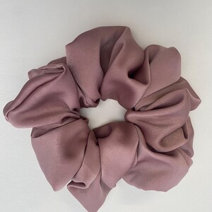 Dusty Rose Giant Scrunchie - Ótimo para cabelos grossos - Estilo Scrunchie XXL - Presente de Dia dos Namorados - Feito à mão no Reino Unido / Presente de Natal