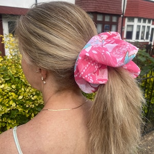 Scrunchie gigante floral rosa e azul - ótimo para cabelos grossos - estilo XXL Scrunchie - presente de dia dos namorados - feito à mão - Reino Unido