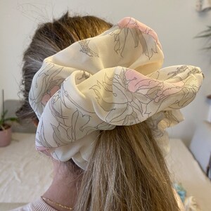 Elástico de cabelo gigante de crepe com estampa floral creme e rosa - Ótimo para cabelos grossos - Estilo de elástico XXL ou regular - Presente de Natal - Feito à mão no Reino Unido