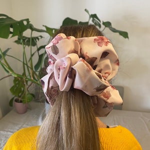 Scrunchie gigante de seda em um floral rosa empoeirado - Ótimo para cabelos grossos - Estilo Scrunchie XXL ou regular - Presente de Natal - Feito à mão no Reino Unido