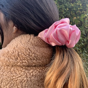 Scrunchie gigante de cetim em rosa bebê - ótimo para cabelos grossos - estilo scrunchie XXL - acessório perfeito para presente - feito à mão no Reino Unido