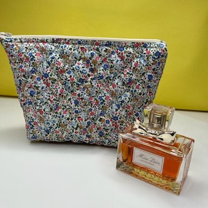 Quilted Make Up Bag in Cute Floral Pattern - Large Toiletries Bag Handmade in the UK - Christmas or Birthday Present Active