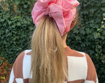 Crêpe gigantische scrunchie in roze - ideaal voor dik haar - XXL of normale scrunchie stijl - kerst/kouscadeau - handgemaakt in het Verenigd Koninkrijk