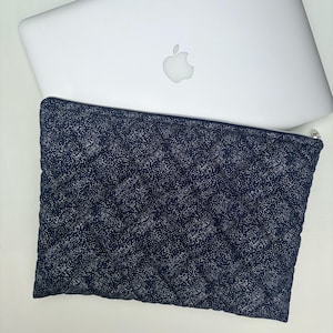 Silver and Navy Speckle Padded Laptop Sleeve – Quilted Cotton Tablet Bag