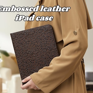 Custodia in pelle goffrata con stampa leopardata retrò per iPad Air 11" 13" 2025 con portapenne, iPad Pro 11" 13" 2024, sospensione/riattivazione automatica, iPad A16 mini 7