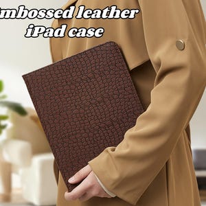 Custodia in pelle goffrata marrone retrò per iPad Air 11" 13" 2025 con portapenne, iPad Pro 11" 13" 2024, funzione sleep/wake, iPad Air 5 10.9", iPad A16 mini 7