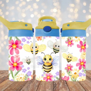 Puede incluir: Tres botellas de agua amarillas y azules con un fondo blanco con un patrón floral con abejas. Las abejas son amarillas y negras con caras lindas. Las flores son rosas, moradas y amarillas.