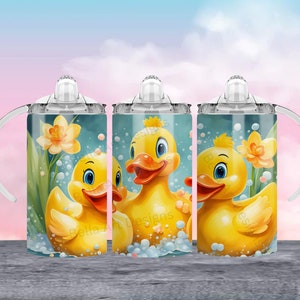Puede incluir: Tres vasos de acero inoxidable con tapa y asa transparentes. Cada vaso presenta un pato de goma amarillo en un ba&ntilde;o azul y verde con burbujas y una flor amarilla.