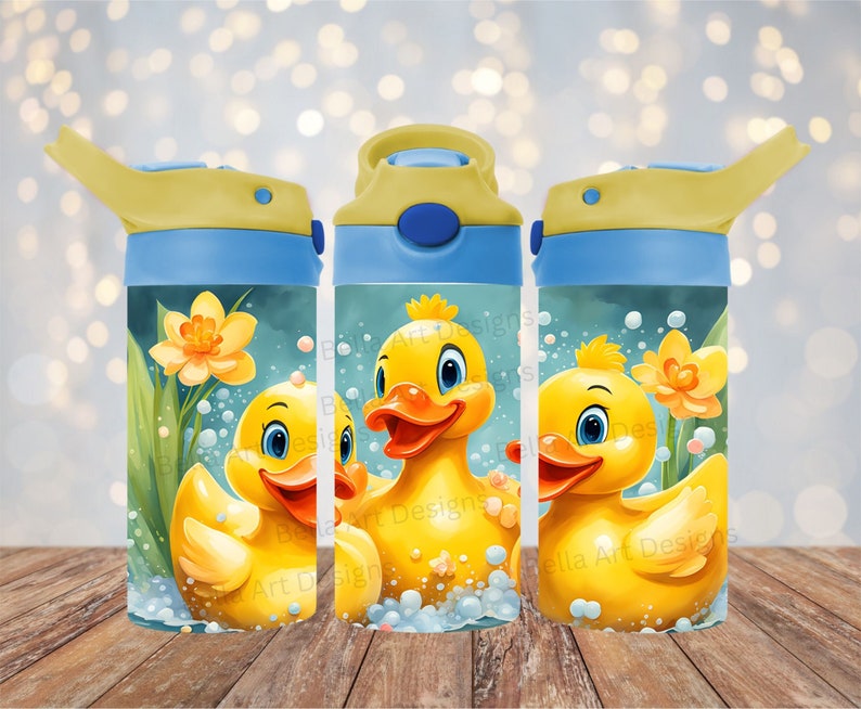 Puede incluir: Tres botellas de agua de pato de goma amarillo con tapas azules y picos amarillos. Las botellas tienen una imagen de dibujos animados de patos amarillos en una ba&ntilde;era con burbujas y un narciso amarillo.