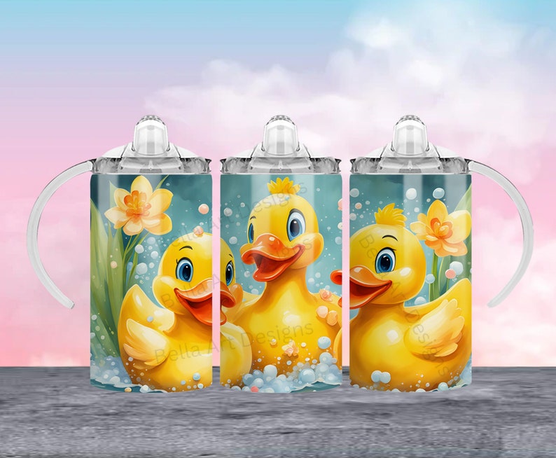 Puede incluir: Tres vasos de acero inoxidable con tapa y asa transparentes. Cada vaso presenta un pato de goma amarillo en un ba&ntilde;o azul y verde con burbujas y una flor amarilla.