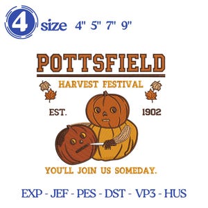 Puede incluir: Un diseño bordado con una calabaza de dibujos animados con una escoba y una segunda calabaza. El texto dice "Pottsfield Harvest Festival" y "You'll Join Us Someday." Disponible en tamaños de 10 cm, 13 cm, 18 cm y 23 cm.