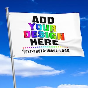 Puede incluir: Bandera blanca en un mástil con el texto "ADD YOUR DESIGN HERE" en negro, morado, azul, verde y naranja. El texto "TEXT-PHOTO-IMAGE-LOGO" está debajo del texto principal, con una línea punteada encima. El fondo es un cielo azul con nubes.