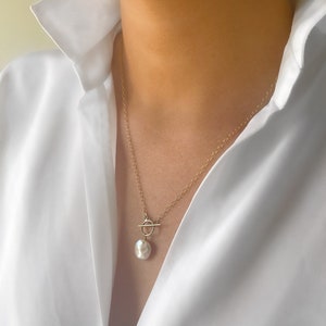 Pärlhalsband med mynt på en kedja med 14k guldfyllt togglespänne.