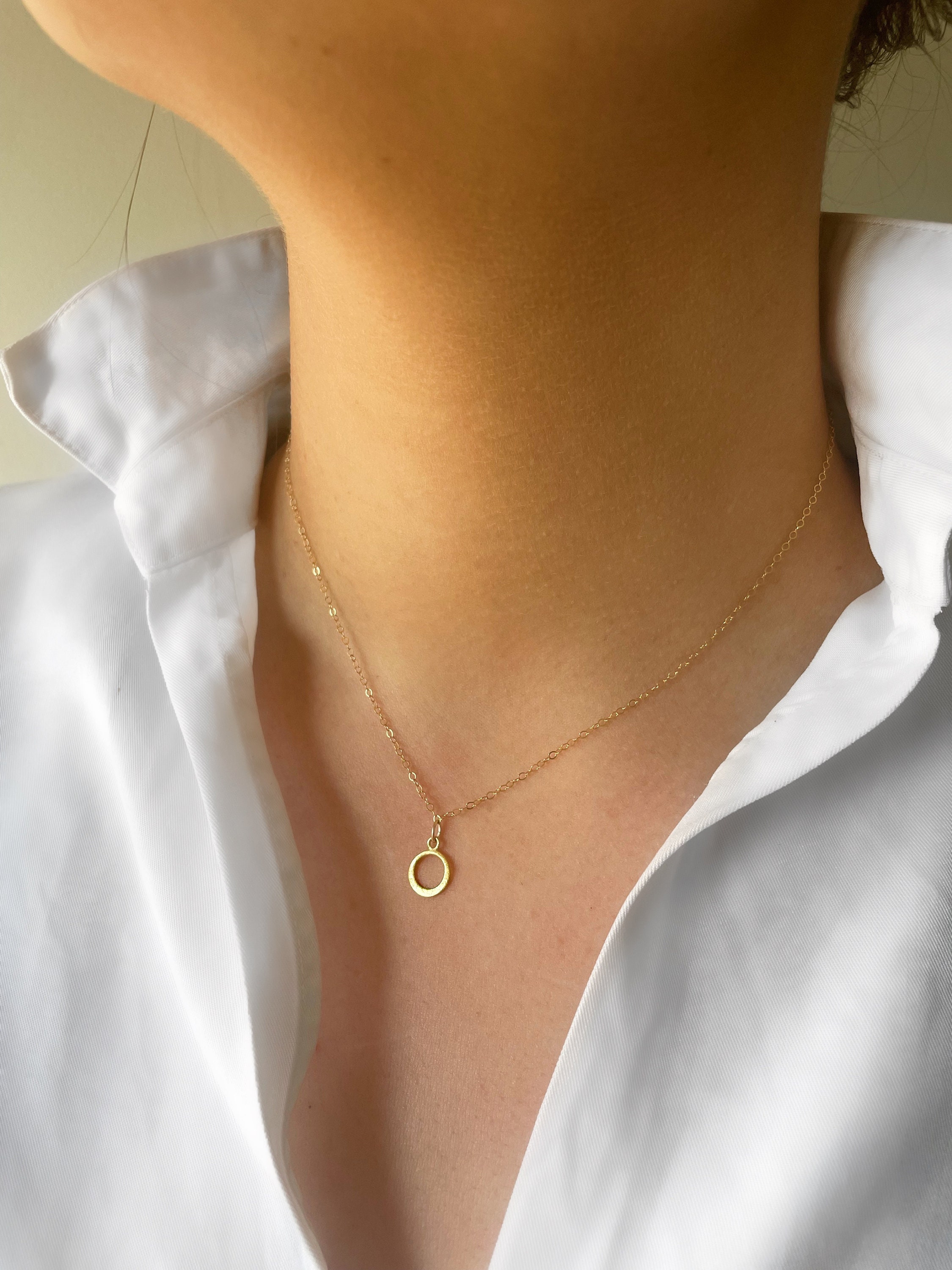 Circle necklace with chain through it discount