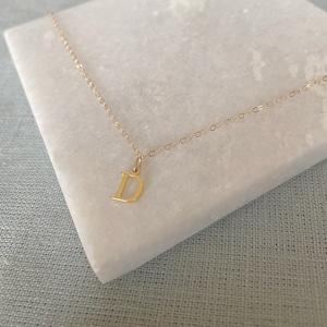Collar de letras de oro