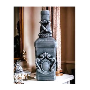 Handgeschilderde op Jack Daniel's geïnspireerde decoratieve fles, uniek huisdecor met strandthema, touwaccenten, cadeau kuststijl, flesdecoratie voor bar
